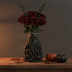 Geistervase mit frischen dunkelroten Rosen und Eukalyptus in Wasser, gefüllt als Blumenvase im herbstlichen Ambiente