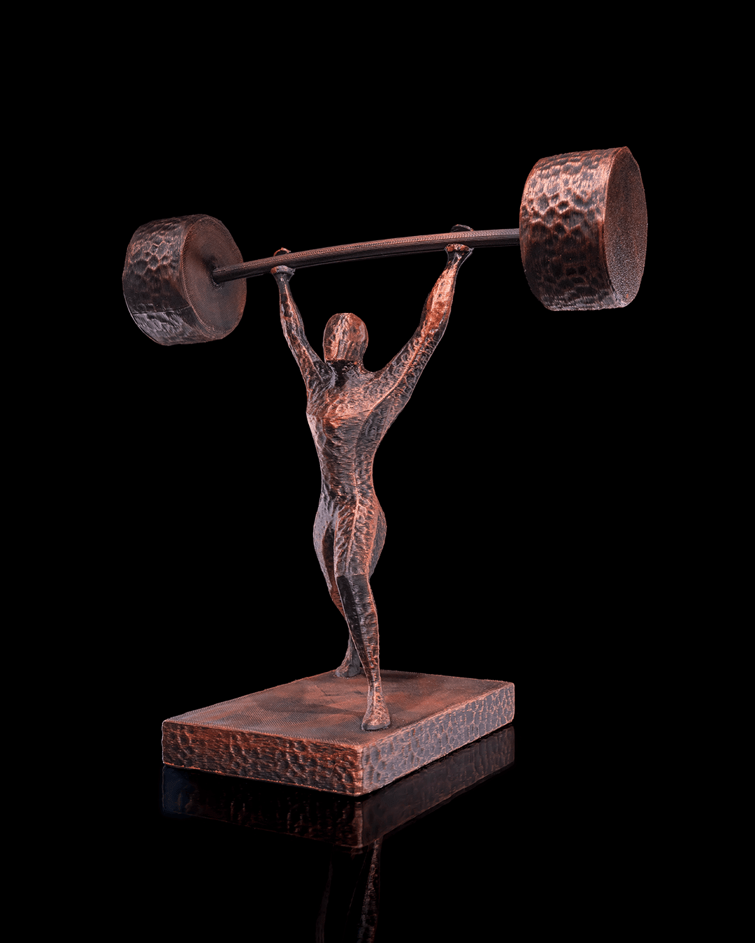 Gewichtheber-Statue in Kupfer-Optik, Dreiviertelansicht beim Stemmen der Langhantel vor schwarzem Hintergrund – Münch3D