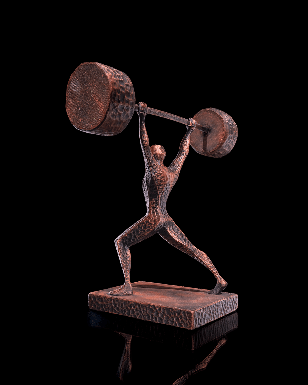 Gewichtheber-Statue in Kupfer-Optik, Rückansicht beim Stemmen der Langhantel vor schwarzem Hintergrund – Münch3D