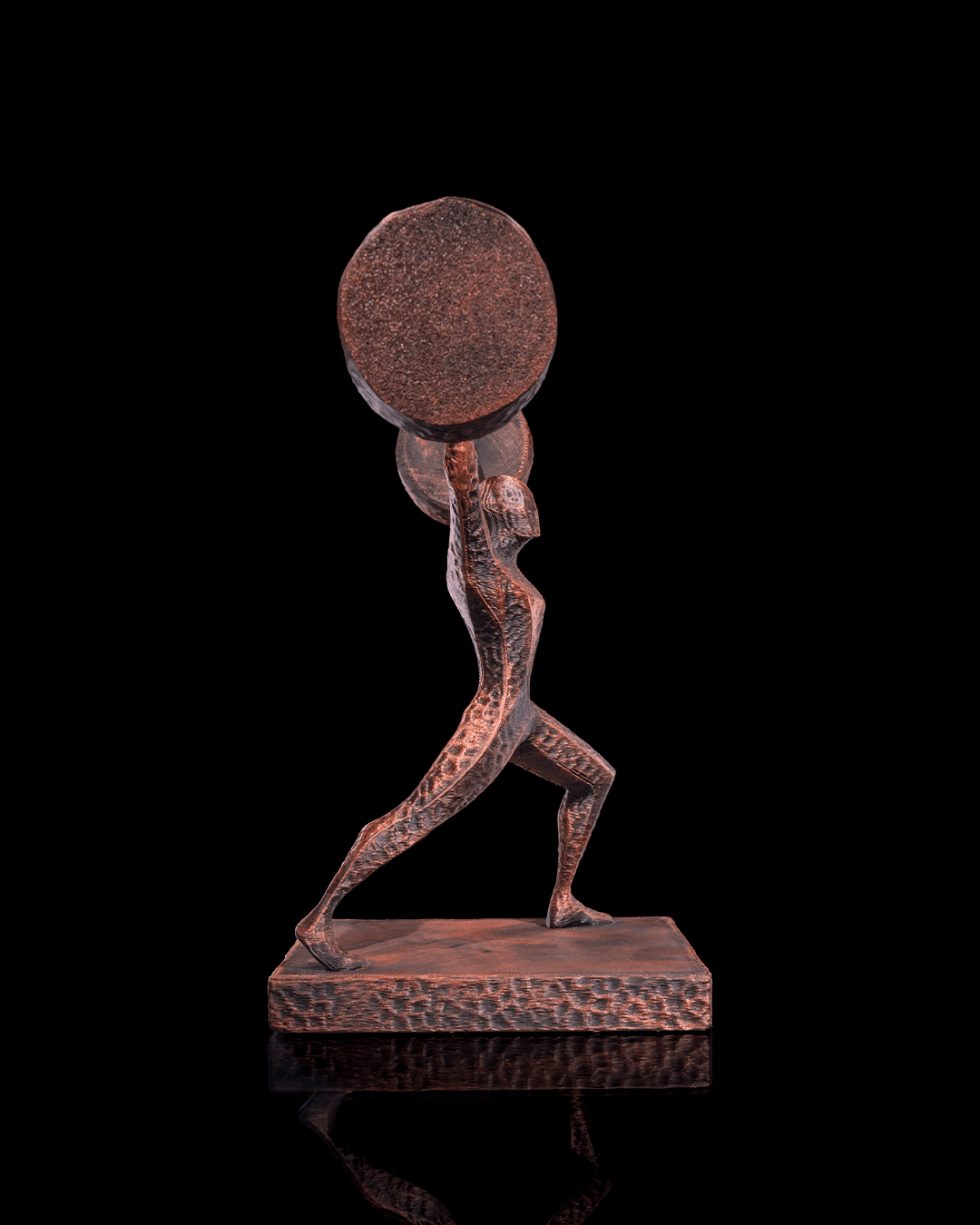 Kraftsport-Statue in Kupfer-Optik trägt eine große runde Scheibe über dem Kopf in Ausfallschritt-Pose, Seitenansicht vor schwarzem Hintergrund – Münch3D