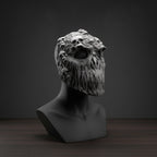 Ghoul-Totenkopf-Maske in Grau, Seitenprofil mit Schädeldetails, auf schwarzer Ausstellungsbüste montiert, dunkler Studiohintergrund mit Spotlight