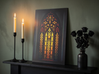 Echtes Produktfoto des Designs 6 – Kathedralenfenster mit Totenkopf als Acrylglas-Wandbild an der Wand, UV-Druck mit Relief-Textur