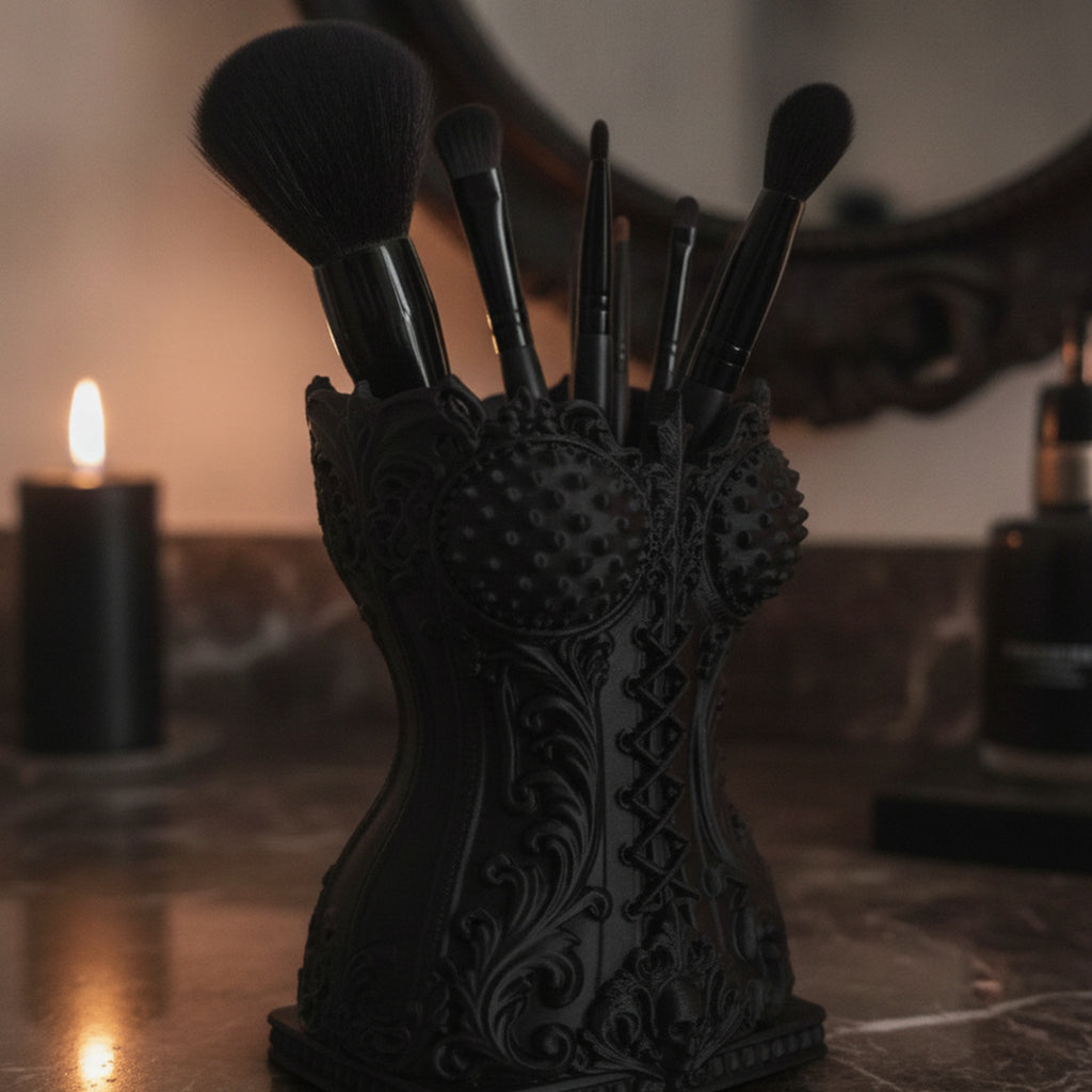 Gothic-Korsett-Pinselhalter in Schwarz aus 3/4-Winkel, bestückt mit Make-up-Pinseln vor einem Spiegel