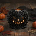 Gothic-Kuerbis-Teelichthalter mit LED-Teelicht im Kuerbismund, Halloween-Ambiente auf Holztisch mit Mini-Kuerbissen
