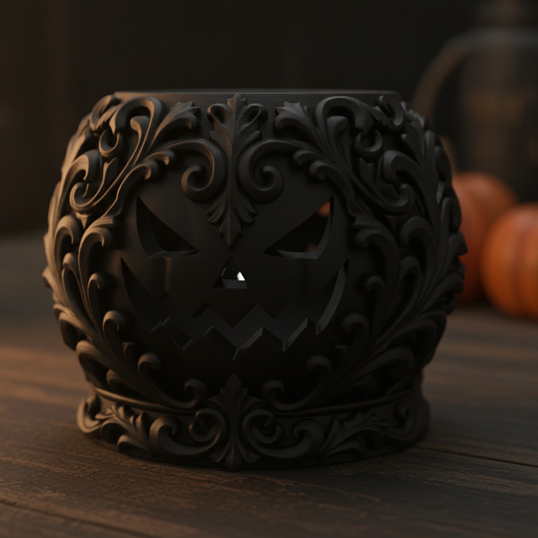 Nahaufnahme des ornamentalen Kürbisgesichts mit filigranem Rankenrelief und Jack-o-Lantern-Schnitzerei