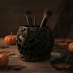 Gothic-Kürbis-Organizer als Pinselhalter mit Make-up-Pinseln bestückt, Halloween-Deko im Hintergrund