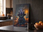 Echtes Produktfoto des Designs 7 – „Cursed But Cute“ als Acrylglas-Wandbild an der Wand, UV-Druck mit Relief-Textur
