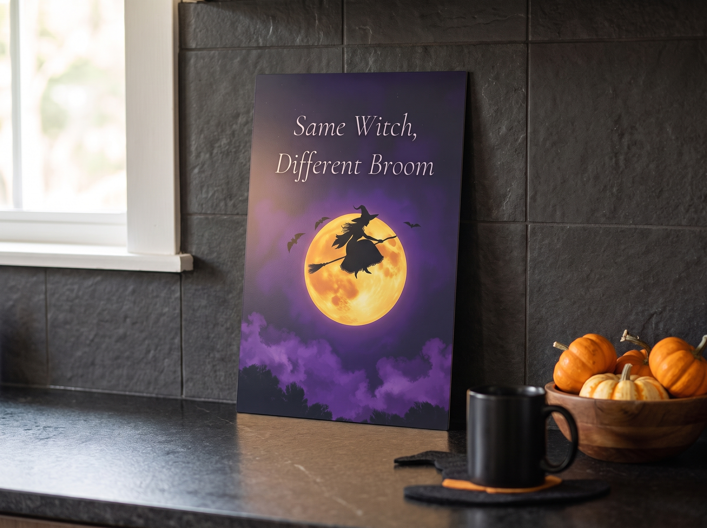 Echtes Produktfoto des Designs 6 – „Same Witch, Different Broom“ als Acrylglas-Wandbild an der Wand, UV-Druck mit Relief-Textur