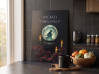 Echtes Produktfoto des Designs 10 – „Wicked Vibes Only“ als Acrylglas-Wandbild an der Wand, UV-Druck mit Relief-Textur