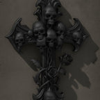 Nahaufnahme des Totenkopf-Clusters und der Rosenranke am Gothic-Wandkreuz