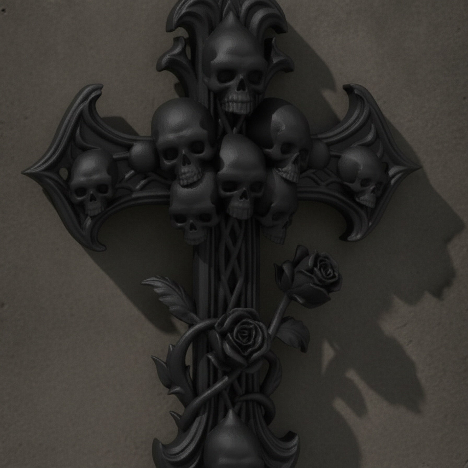 Nahaufnahme des Totenkopf-Clusters und der Rosenranke am Gothic-Wandkreuz
