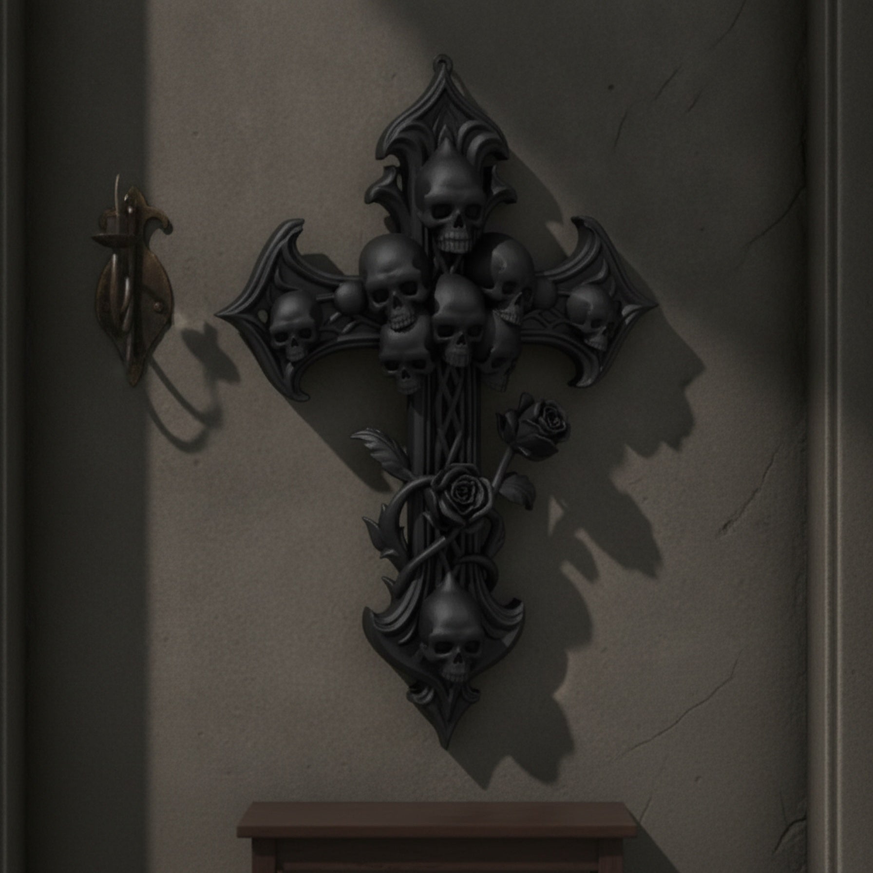 Gothic-Wandkreuz in Dreiviertel-Ansicht neben einer brennenden Wandfackel auf einem alten Buch