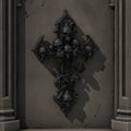 Schwarzes Gothic-Wandkreuz mit Totenkopf-Cluster und Rosenranke, an einer Steinwand in einer Nische aufgehängt