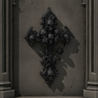 Schwarzes Gothic-Wandkreuz mit Totenkopf-Cluster und Rosenranke, an einer Steinwand in einer Nische aufgehängt