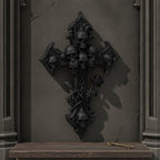 Weitwinkelansicht des Gothic-Wandkreuzes in einer Steinnische über einem Holzbord