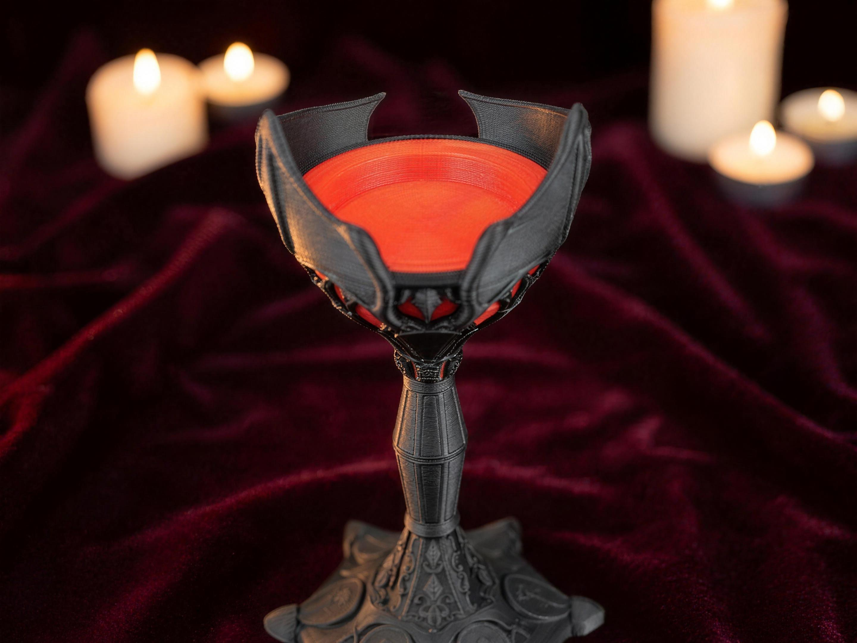 Gotischer Kelch-Kerzenhalter ohne Kerze, Nahaufnahme von oben auf das offene Innere mit orange-rotem Detail, auf burgunderrotem Samt