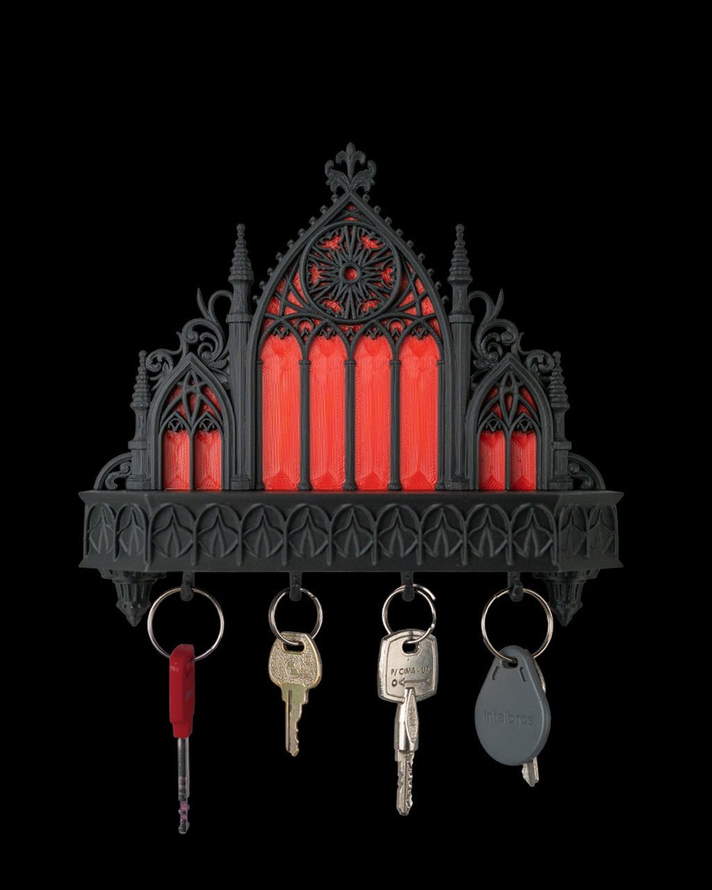 Gotischer Schlüsselhalter Kathedrale in Schwarz-Rot, freigestellte Frontalansicht mit vier hängenden Schlüsselbunden