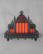 Gotischer Schlüsselhalter Kathedrale an heller Wand, Rosettenfenster und Zierleiste mit leeren Schlüsselhaken sichtbar