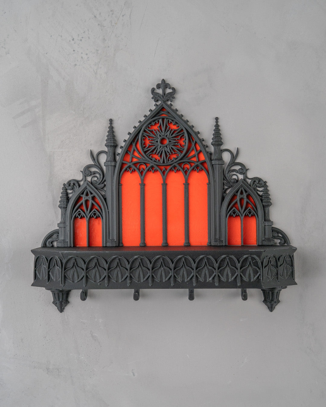 Gotischer Schlüsselhalter Kathedrale an heller Wand, Rosettenfenster und Zierleiste mit leeren Schlüsselhaken sichtbar