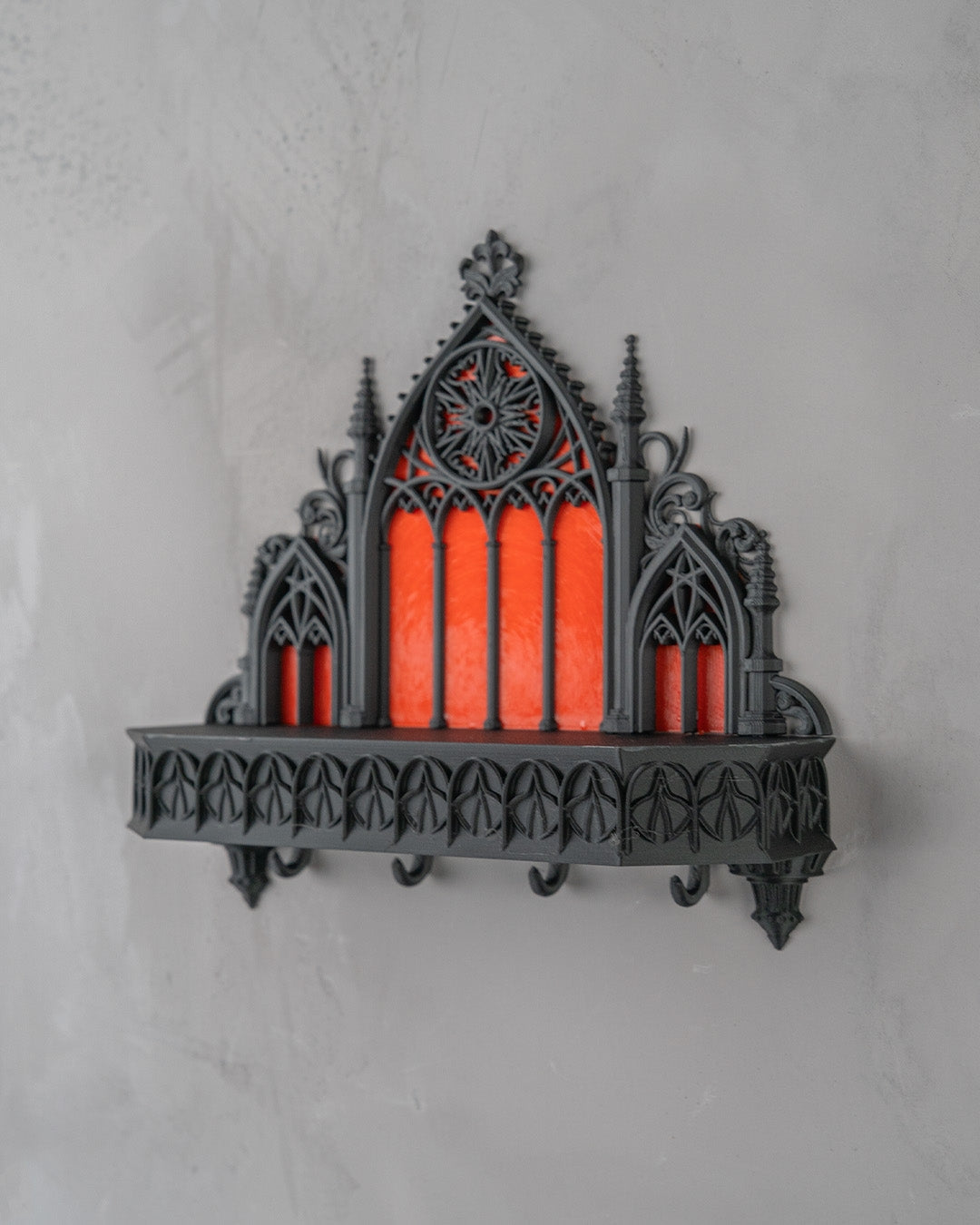 Gotischer Schlüsselhalter Kathedrale in deutlicher Seitenperspektive an heller Wand, zeigt die Tiefe der 3D-gedruckten Fialen und Spitzbögen
