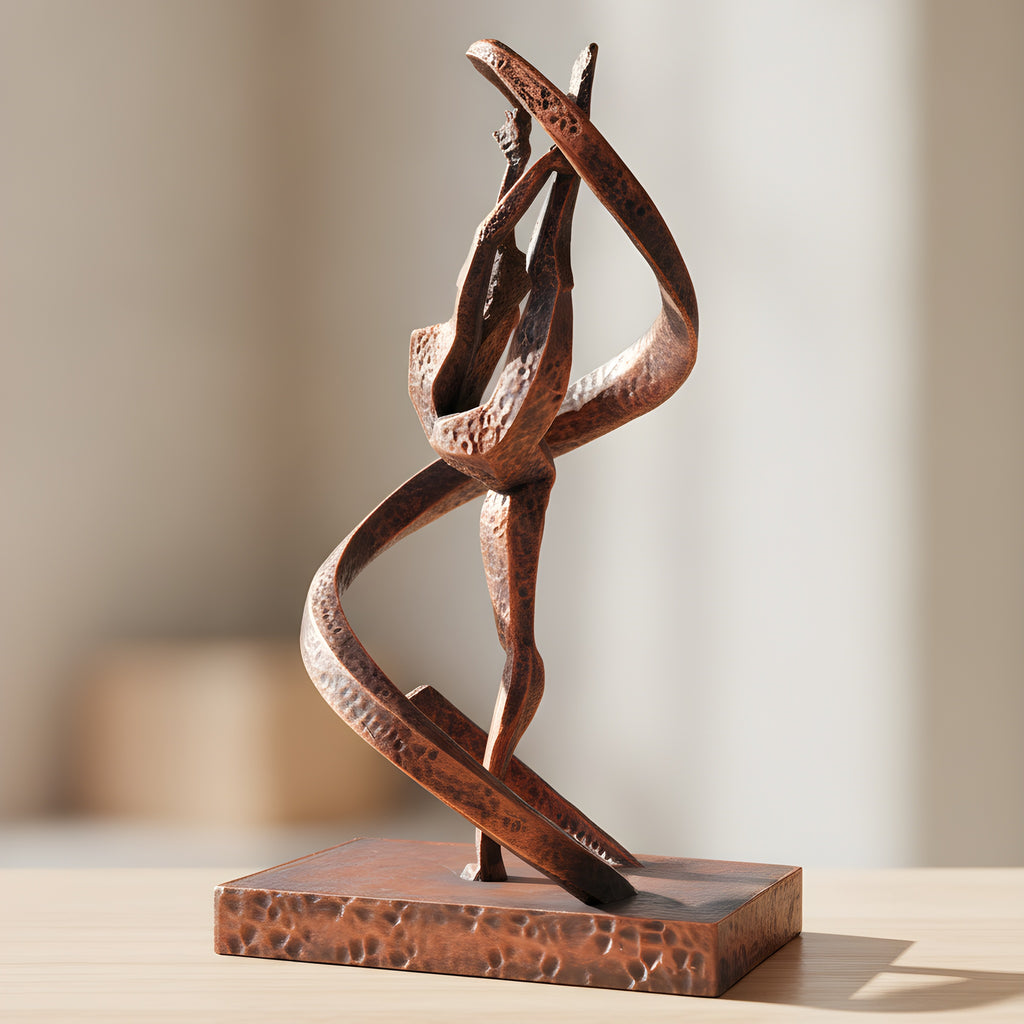 Gymnastik-Statue in Kupfer-Bronze-Optik, Seitenansicht mit Bandwirbel auf Holzoberfläche, weich unscharfer warmer Hintergrund – Münch3D