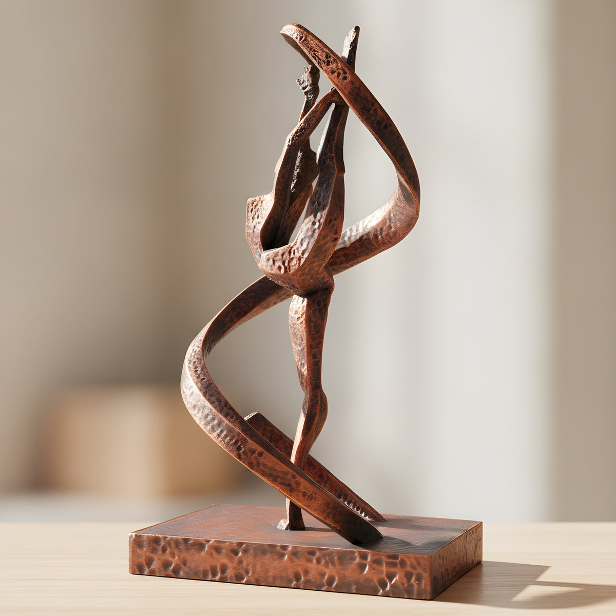 Gymnastik-Statue in Kupfer-Bronze-Optik, Seitenansicht mit Bandwirbel auf Holzoberfläche, weich unscharfer warmer Hintergrund – Münch3D