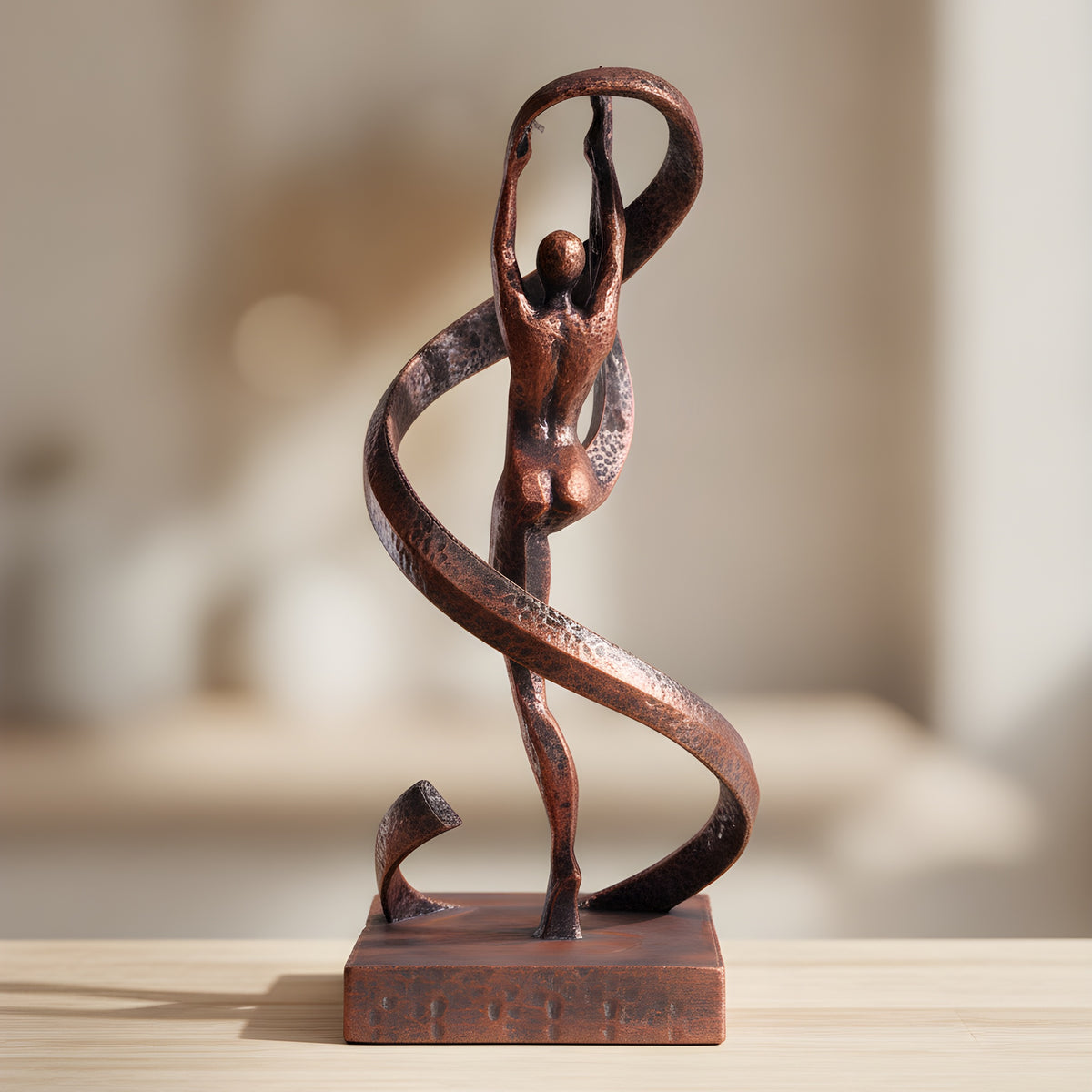 Gymnastik-Statue in Kupfer-Bronze-Optik, Rückansicht mit Bandwirbel auf Holzoberfläche, weich unscharfer warmer Hintergrund – Münch3D