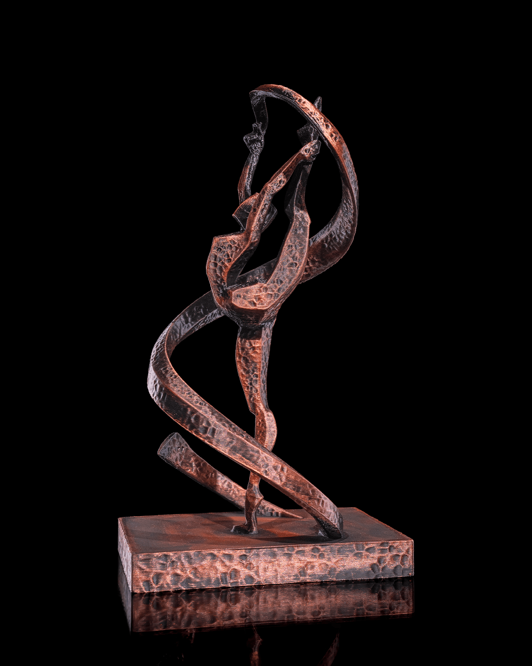 Gymnastik-Statue in Kupfer-Optik, weitere Ansicht des Bandwirbels vor schwarzem Hintergrund – Münch3D