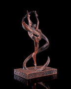 Gymnastik-Statue in Kupfer-Optik, Dreiviertelansicht mit Bandwirbel vor schwarzem Hintergrund – Münch3D