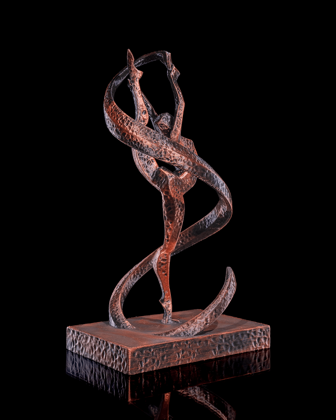 Gymnastik-Statue in Kupfer-Optik, Dreiviertelansicht mit Bandwirbel vor schwarzem Hintergrund – Münch3D