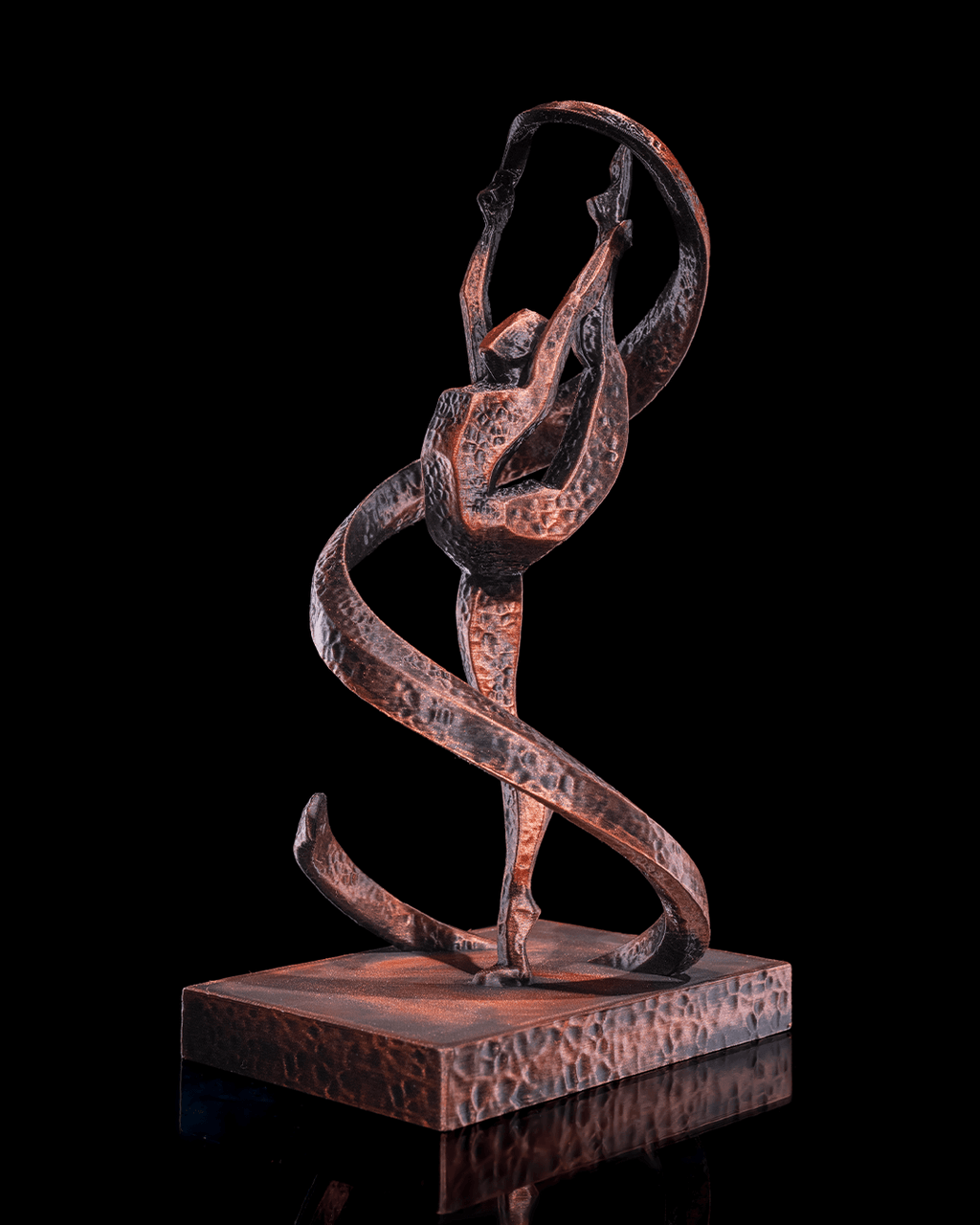 Gymnastik-Statue in Kupfer-Optik, Frontalansicht leicht gedreht vor schwarzem Hintergrund – Münch3D