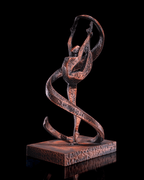 Gymnastik-Statue in Kupfer-Optik, Frontalansicht leicht gedreht vor schwarzem Hintergrund – Münch3D