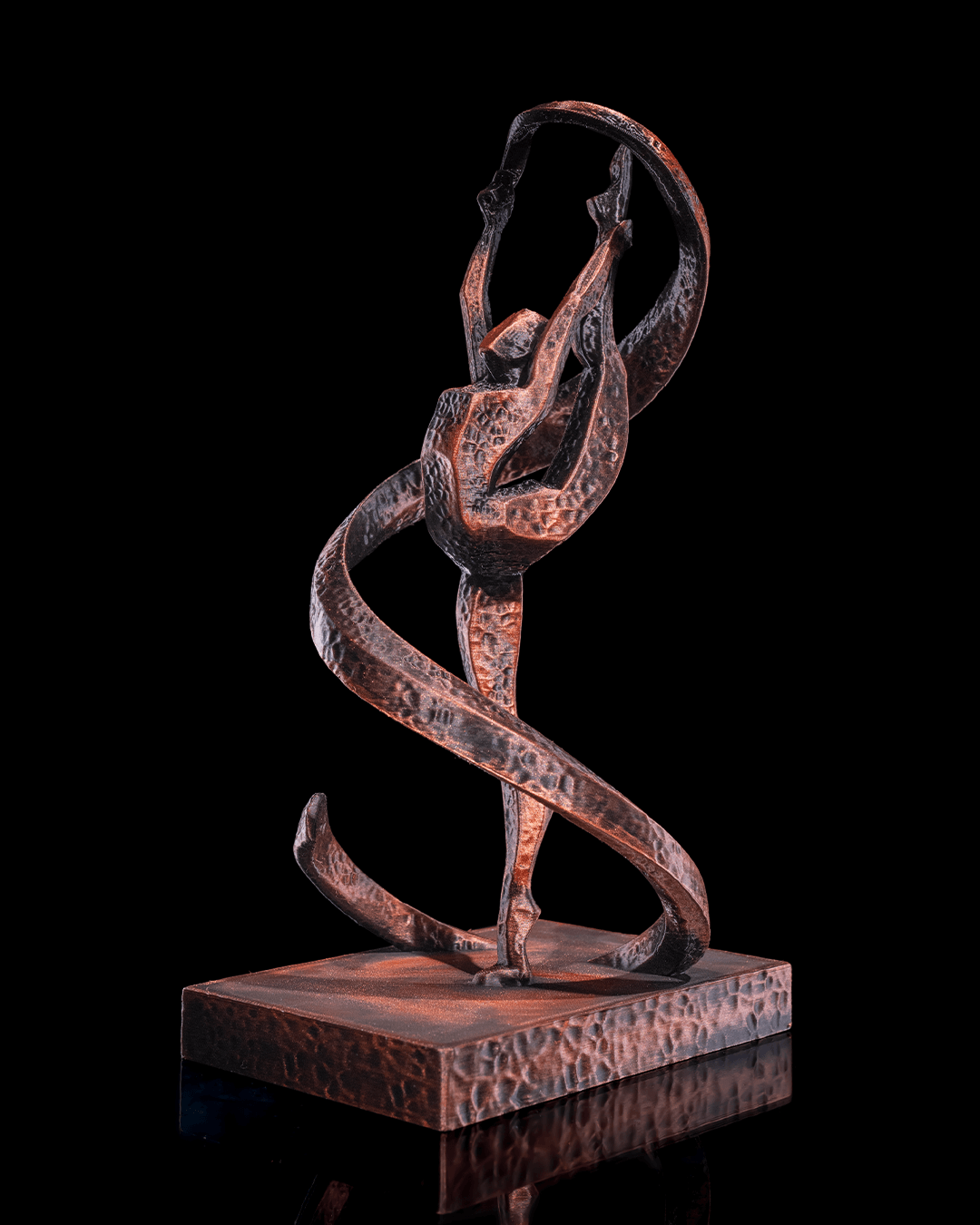 Gymnastik-Statue in Kupfer-Optik, Frontalansicht leicht gedreht vor schwarzem Hintergrund – Münch3D