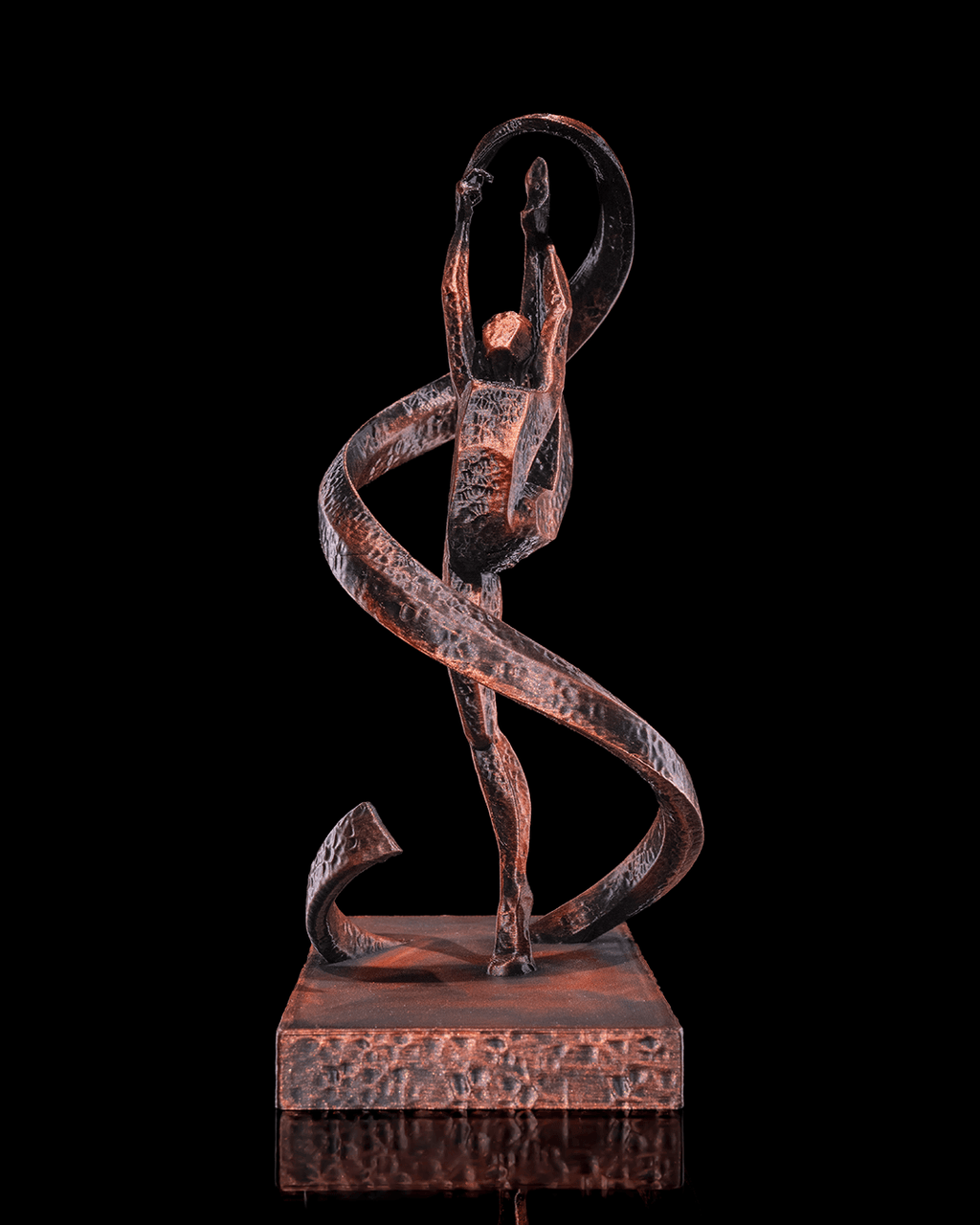 Gymnastik-Statue in Kupfer-Optik, Frontalansicht mit erhobenen Armen und Bandwirbel vor schwarzem Hintergrund – Münch3D