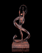 Gymnastik-Statue in Kupfer-Optik, Frontalansicht mit erhobenen Armen und Bandwirbel vor schwarzem Hintergrund – Münch3D