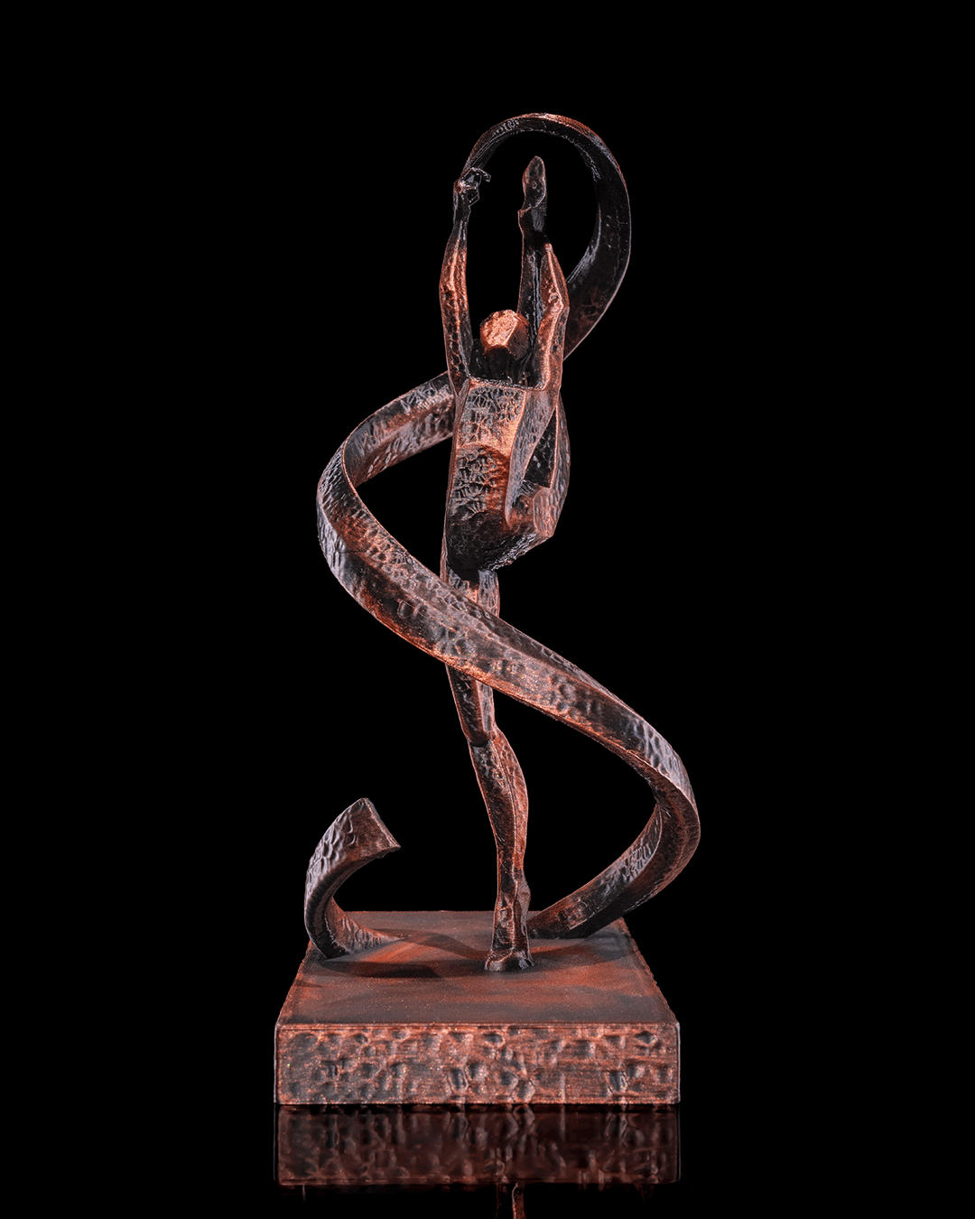 Gymnastik-Statue in Kupfer-Optik, Frontalansicht mit erhobenen Armen und Bandwirbel vor schwarzem Hintergrund – Münch3D