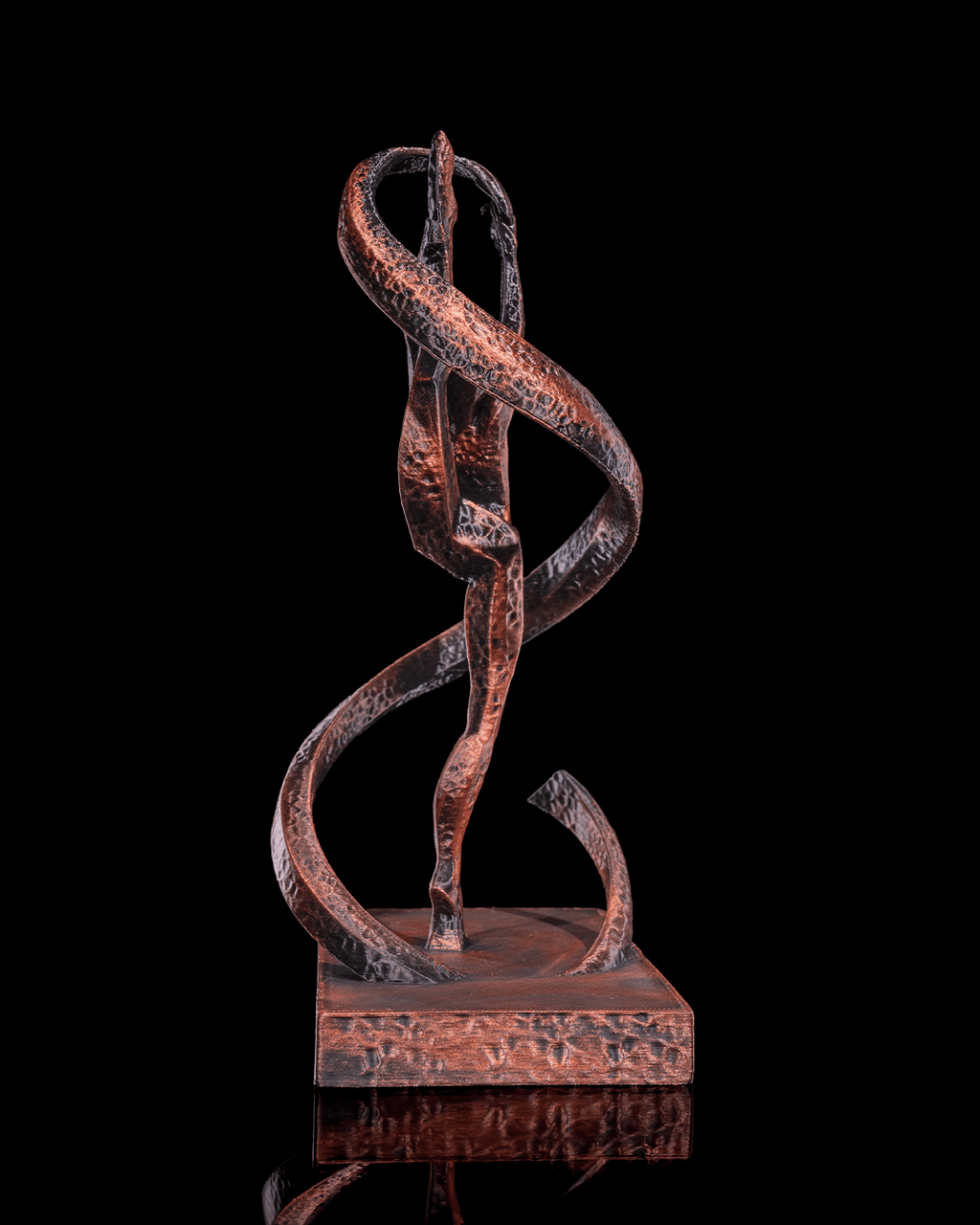 Gymnastik-Statue in Kupfer-Optik, Rückansicht mit Bandwirbel vor schwarzem Hintergrund – Münch3D