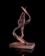 Gymnastik-Statue in Kupfer-Optik, Ansicht von der Seite mit Bandwirbel vor schwarzem Hintergrund – Münch3D