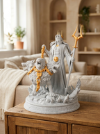 Hades-Statue mit dreiköpfigem Cerberus an goldener Kette, Frontalansicht aus leicht anderem Blickwinkel, auf Holzkommode mit Fensternische und Pflanzen im Hintergrund