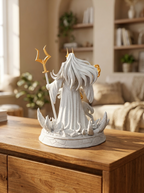 Hades-Statue Rückansicht: zweizackiges Zepter sichtbar, Cerberus dahinter größtenteils verdeckt, wehendes Gewand und Haare, auf Holzkommode mit Bücherregal im Hintergrund