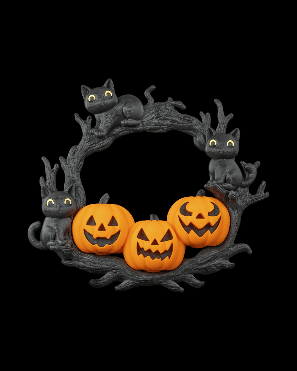 Halloween-Türkranz mit drei schwarzen Katzenfiguren und drei leuchtend orangen Kürbissen mit gruseligen Gesichtern auf knorrigem Astwerk, Frontalansicht vor schwarzem Hintergrund