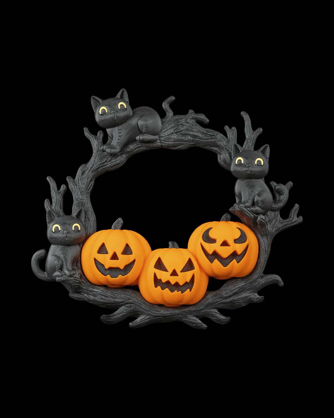 Halloween-Türkranz mit drei schwarzen Katzenfiguren und drei leuchtend orangen Kürbissen mit gruseligen Gesichtern auf knorrigem Astwerk, Frontalansicht vor schwarzem Hintergrund