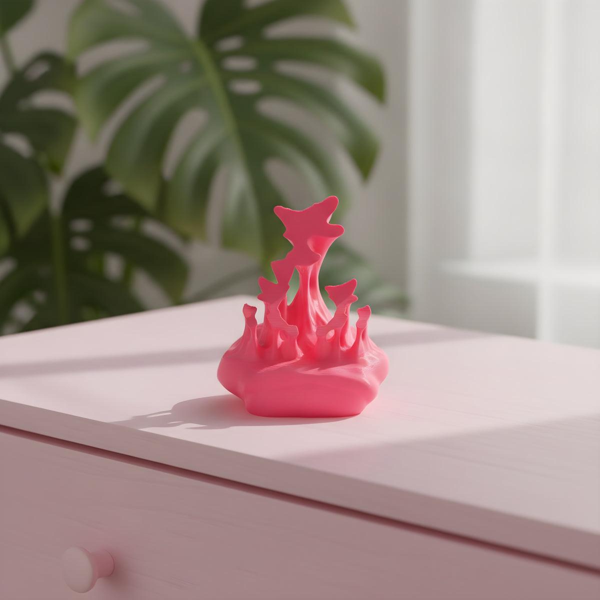 Neonpinker Splash-Handyhalter ohne Smartphone auf pastellrosa Kommode, unscharfe Zimmerpflanze im Hintergrund