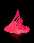 Neonpinker Splash-Handyhalter ohne Smartphone, seitliche Ansicht mit durchbrochener Struktur vor schwarzem Hintergrund
