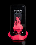 Neonpinker Splash-Handyhalter mit eingestecktem Smartphone in Hülle, Frontalansicht vor schwarzem Hintergrund