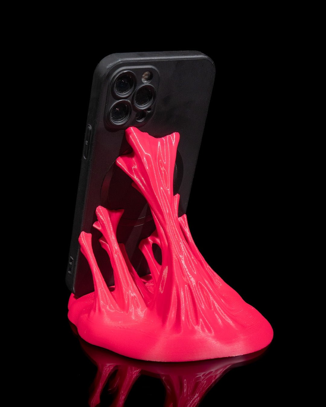 Neonpinker Splash-Handyhalter mit eingestecktem Smartphone, Seitenansicht mit sichtbaren Bedienelementen des Handys