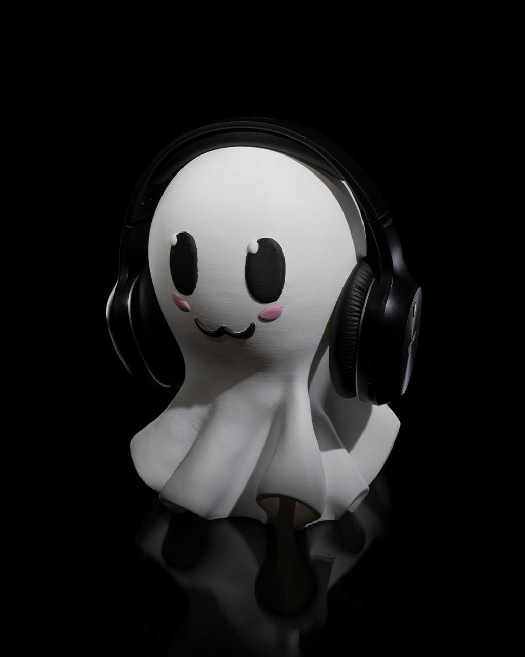 Headset-Halter Süßer Geist in Weiß mit Kopfhörer, symmetrische Frontalansicht mit Kulleraugen-Gesicht vor schwarzem Hintergrund – Münch3D