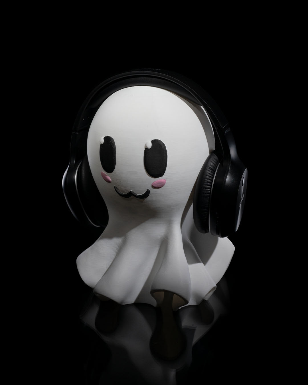 Headset-Halter Süßer Geist in Weiß mit Kopfhörer, symmetrische Frontalansicht mit Kulleraugen-Gesicht vor schwarzem Hintergrund – Münch3D