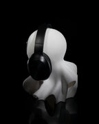 Headset-Halter Süßer Geist in Weiß mit Kopfhörer, Seitenansicht schräg von hinten vor schwarzem Hintergrund – Münch3D