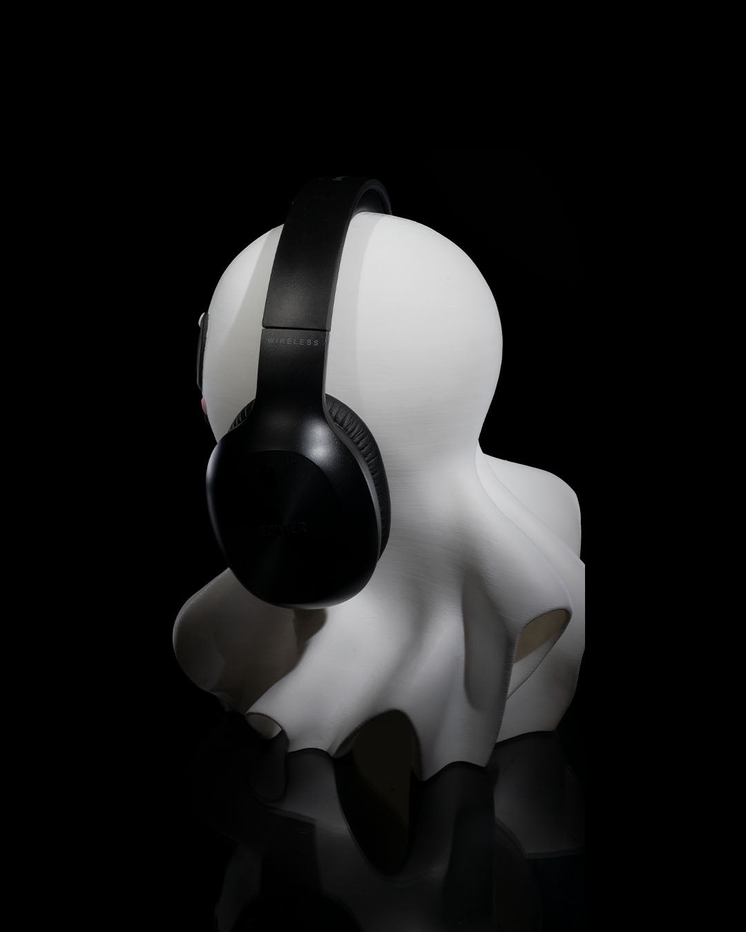 Headset-Halter Süßer Geist in Weiß mit Kopfhörer, Seitenansicht schräg von hinten vor schwarzem Hintergrund – Münch3D